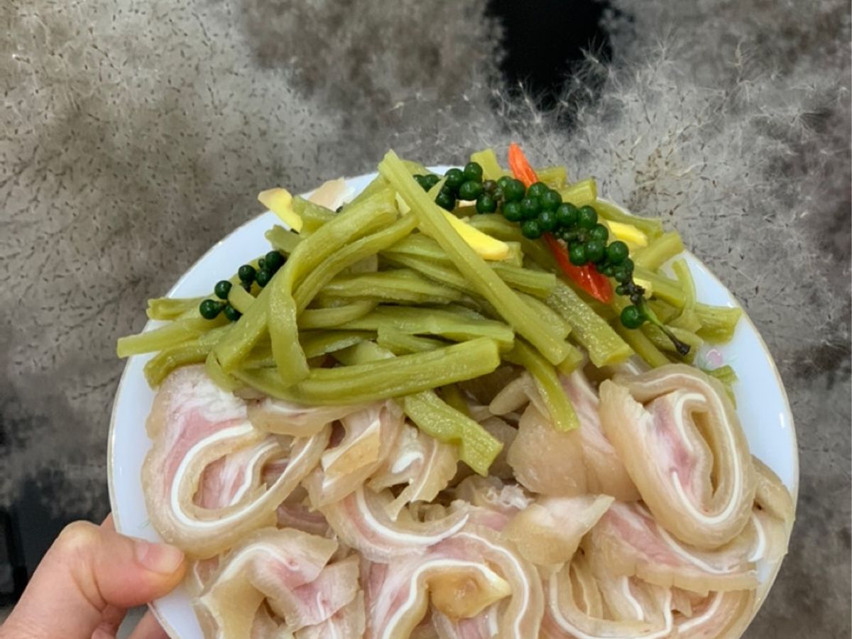 Tai heo ngâm chua ngọt