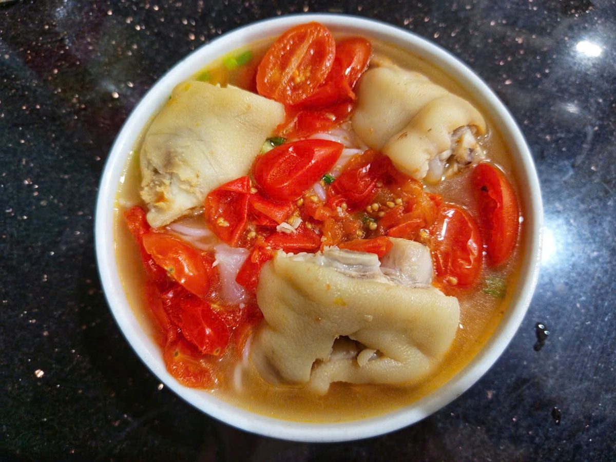 Bún giò heo cà chua