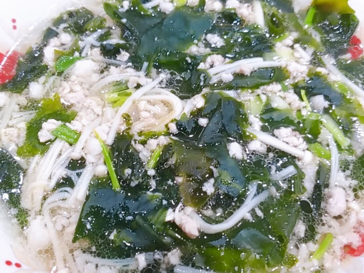Canh rong biển khô nấu nấm kim châm và thịt bằm