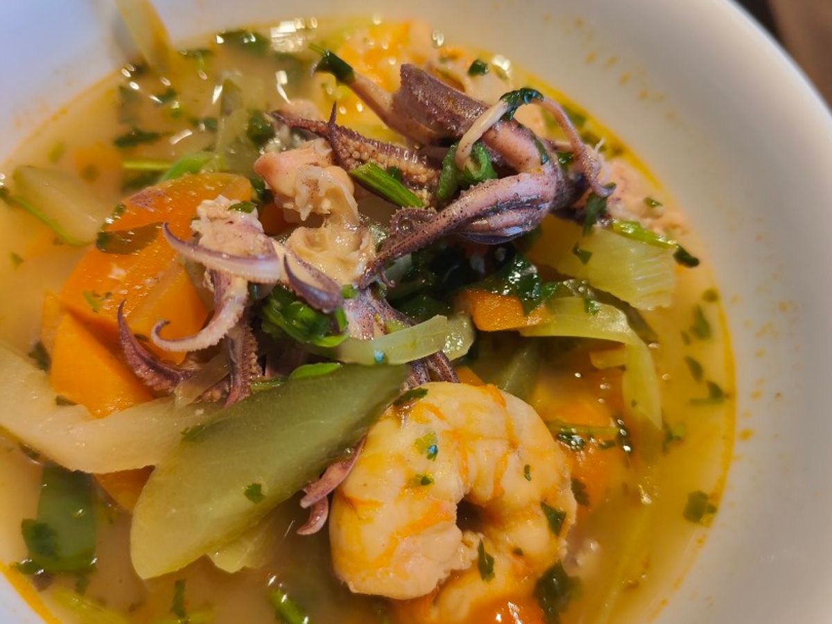 Canh chua mực tôm