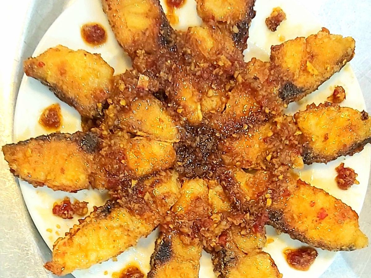 Cá măng biển 1 nắng chiên giòn sốt chua ngọt
