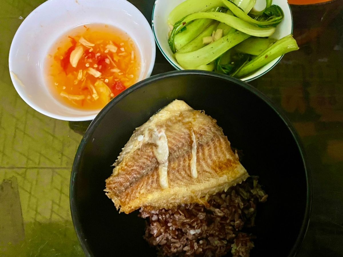 Thực đơn giảm cân: cơm gạo lứt với cá chiên + cải xào