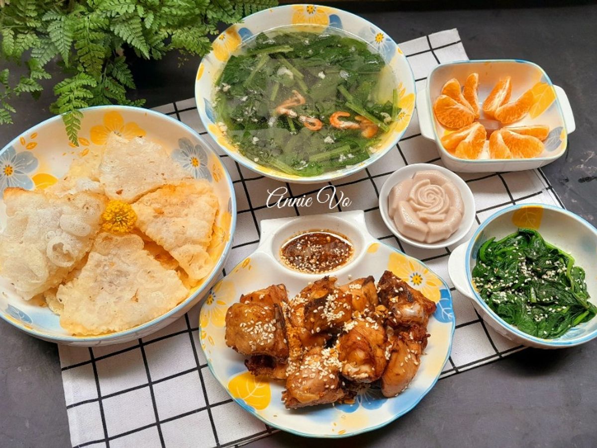 Cơm nhà với chả cá và cải bó xôi