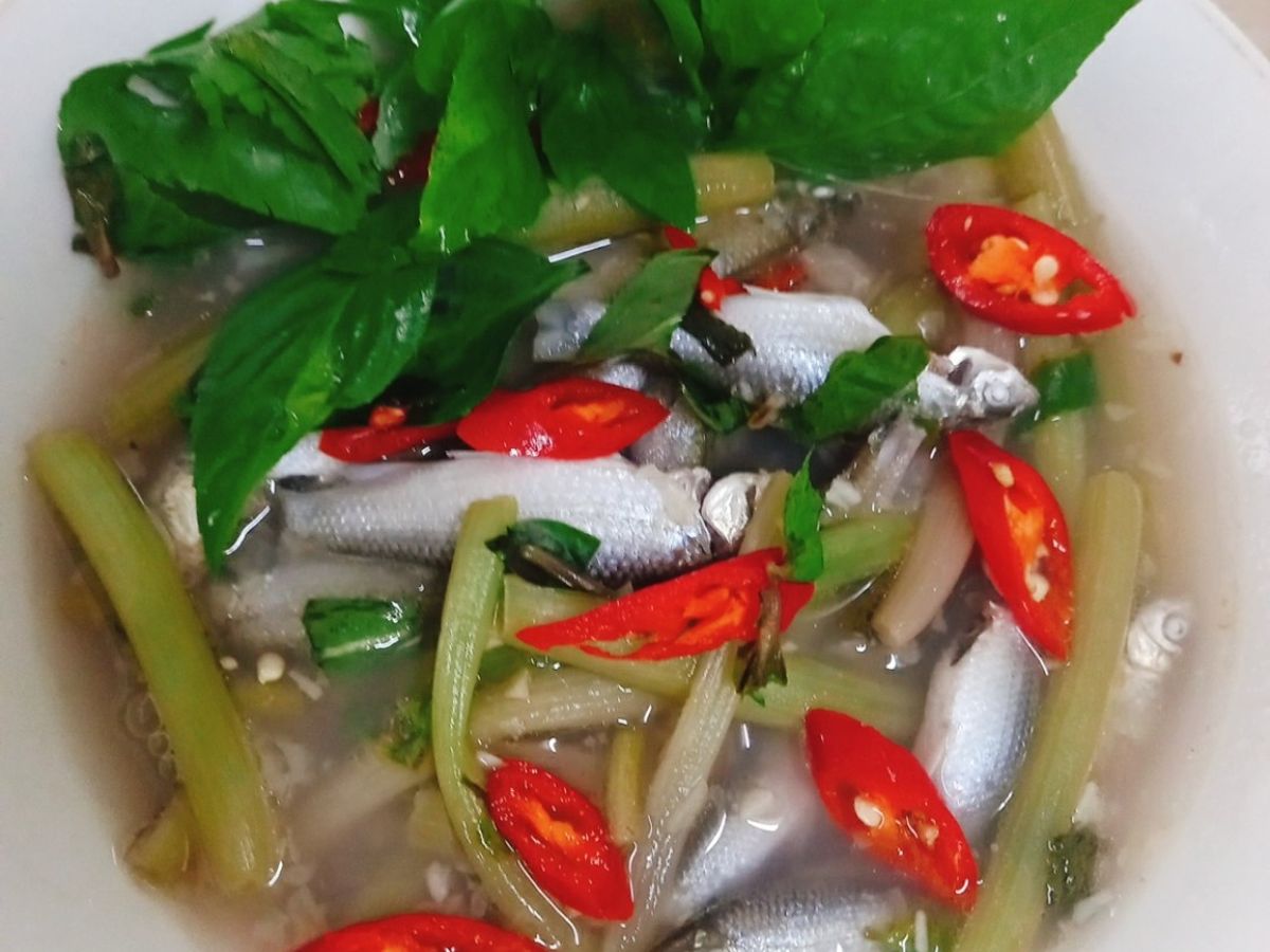 Cá linh nấu chua với bông súng cơm mẻ