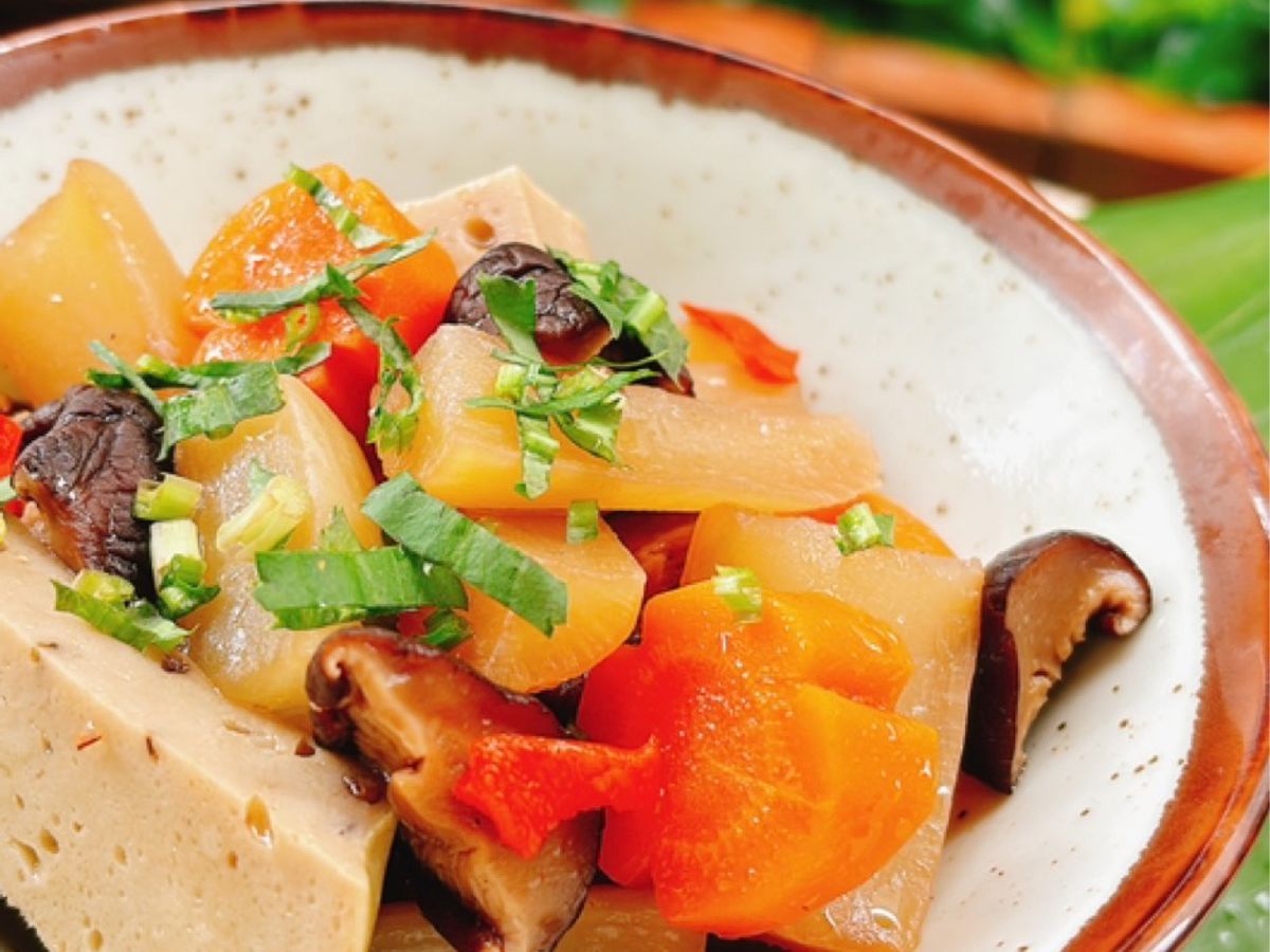 Củ cải kho chả lụa, nấm hương