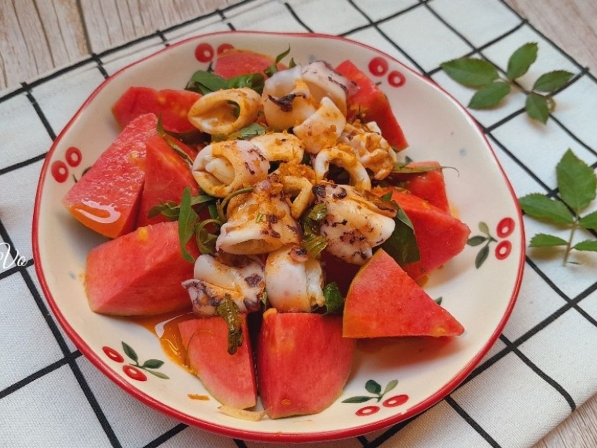 Mực sốt Thái với ổi hồng