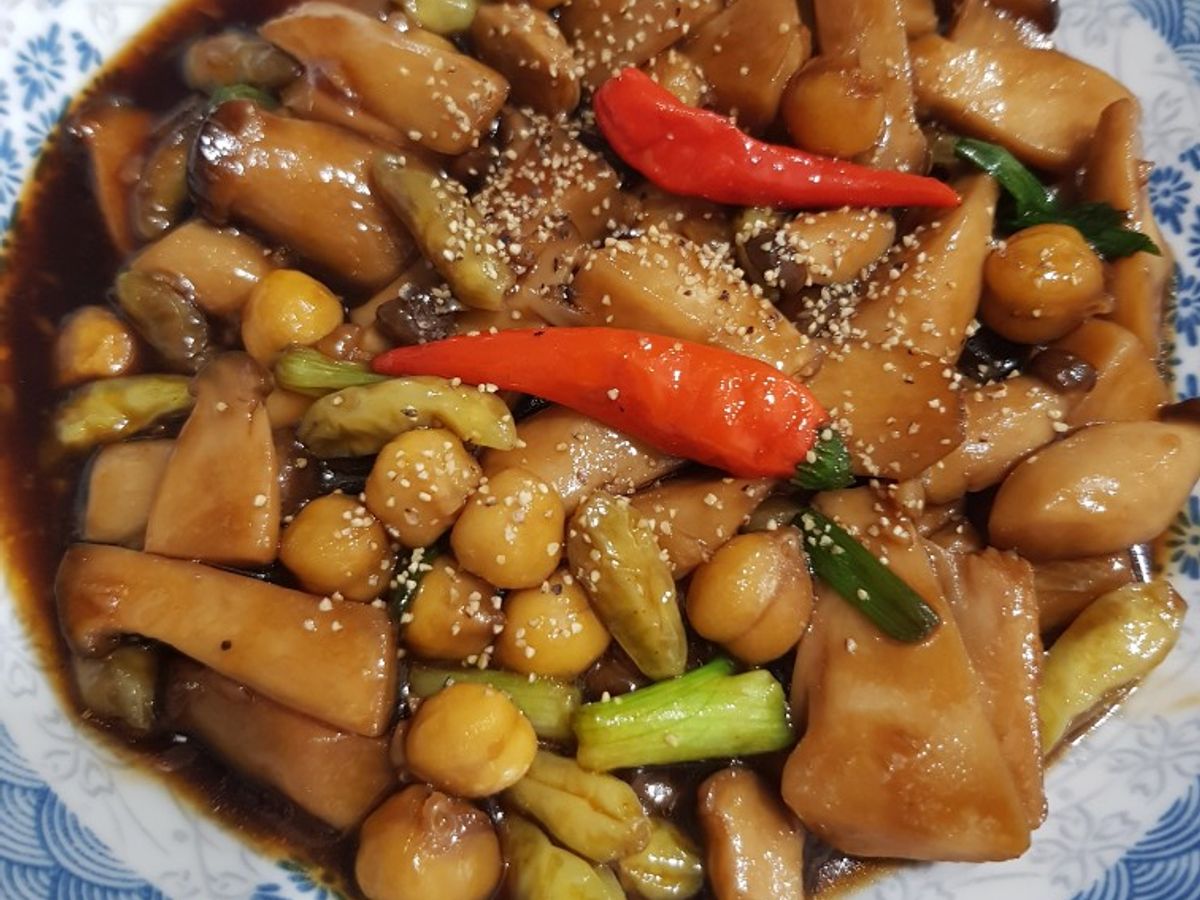 Nấm đùi gà kho đậu gà