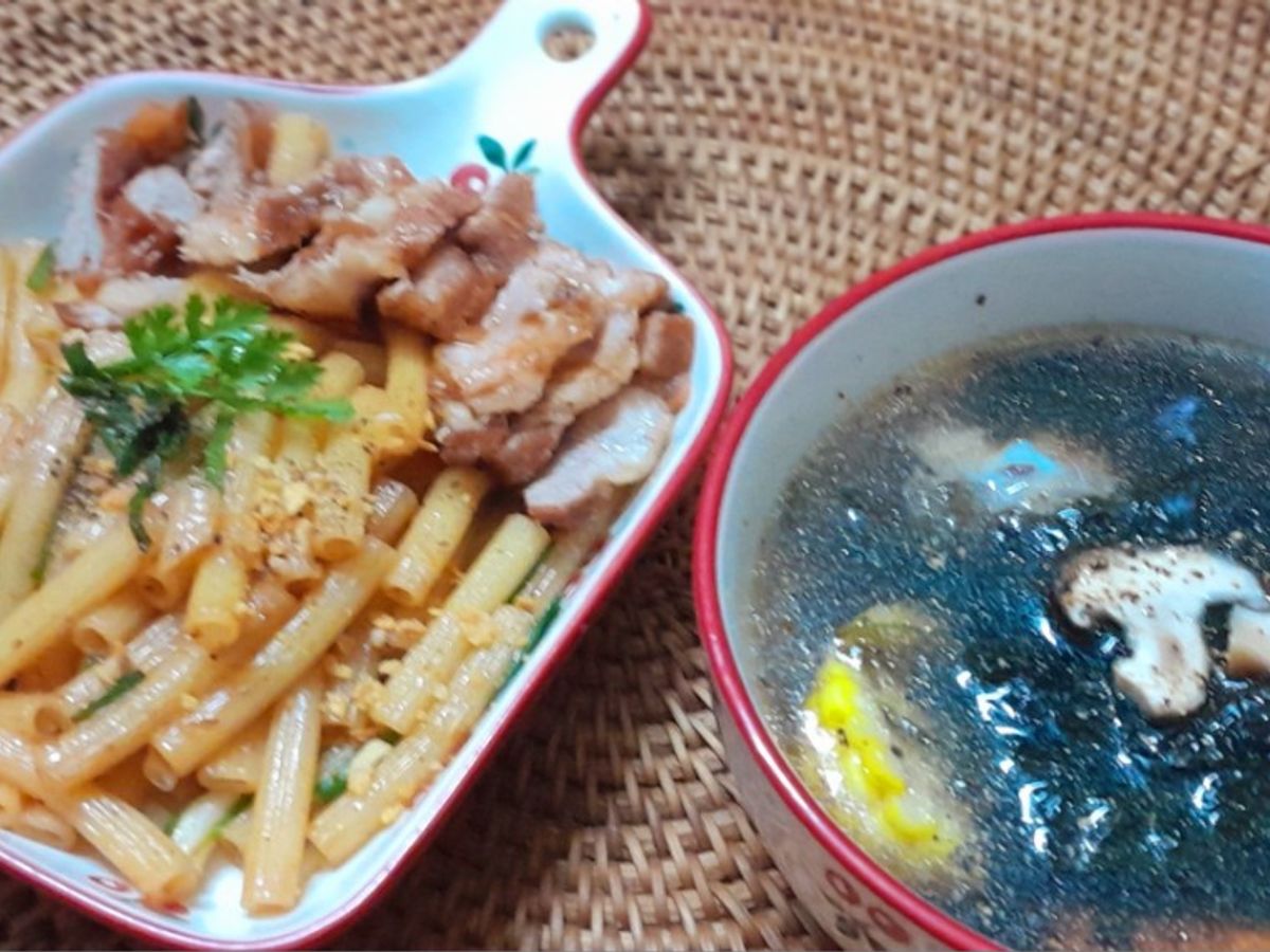 Nui xào thịt xá xíu kèm canh súp rong biển