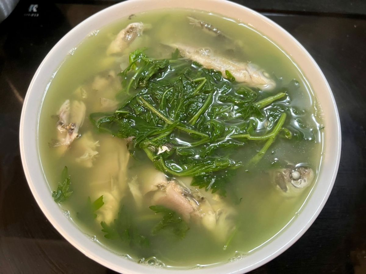 Canh cá diếc ngải cứu
