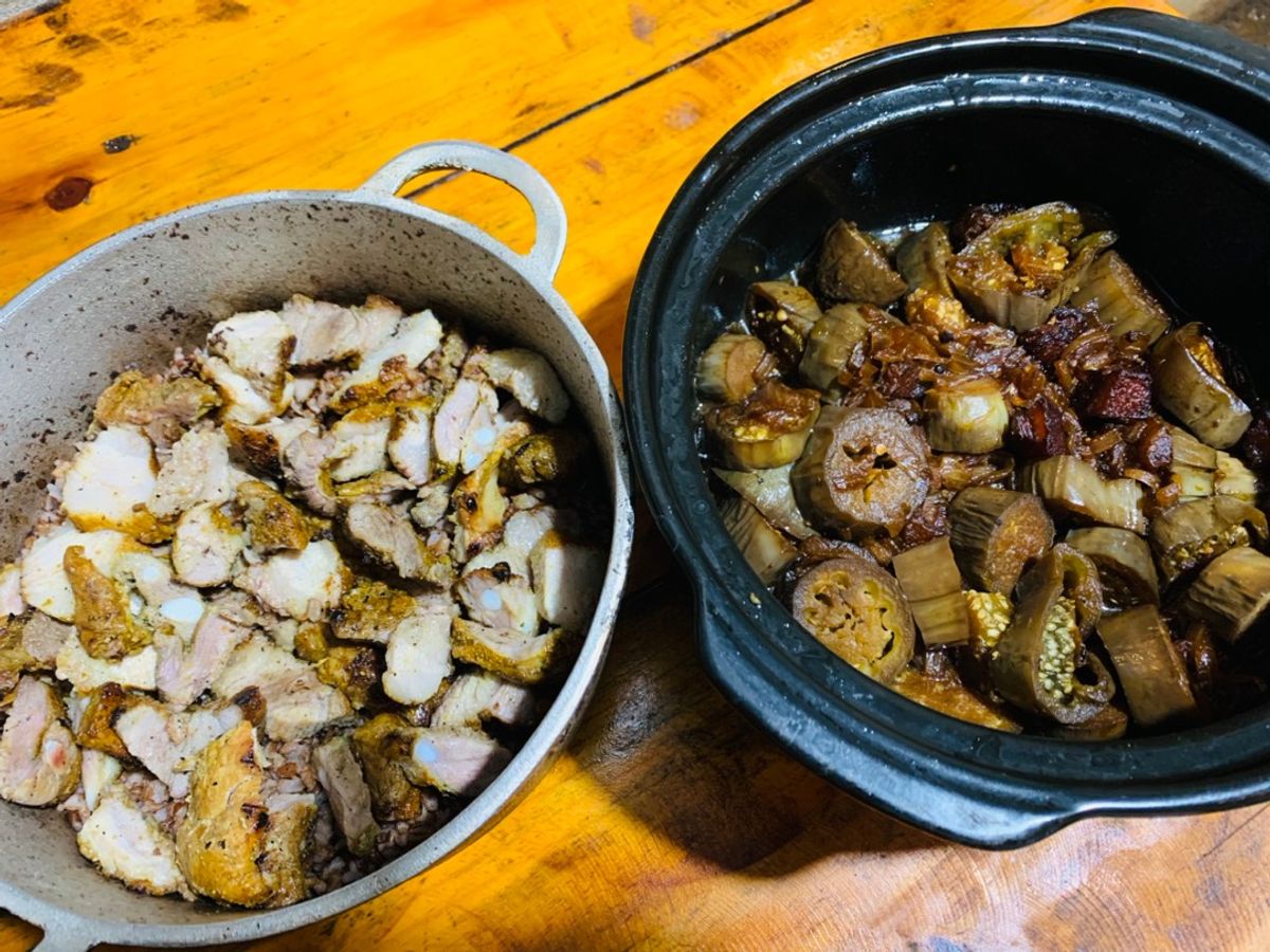 Cơm nhà: cơm gạo lứt đỏ nấu bằng bếp ga, cà tím kho tộ với tiêu rừng, sườn nướng ngũ vị hương