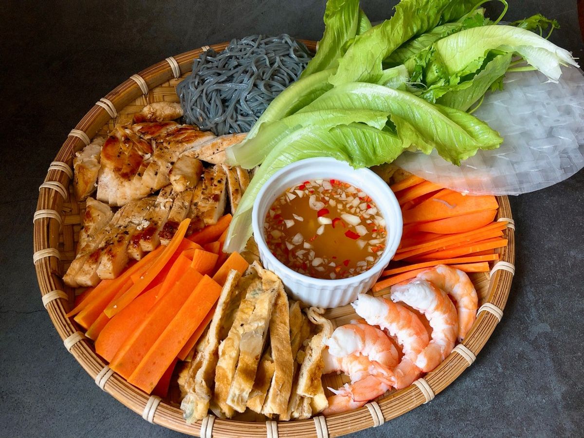 Gỏi Cuốn Tôm, Gà, Trứng, Cà Rốt Và Bún Lứt